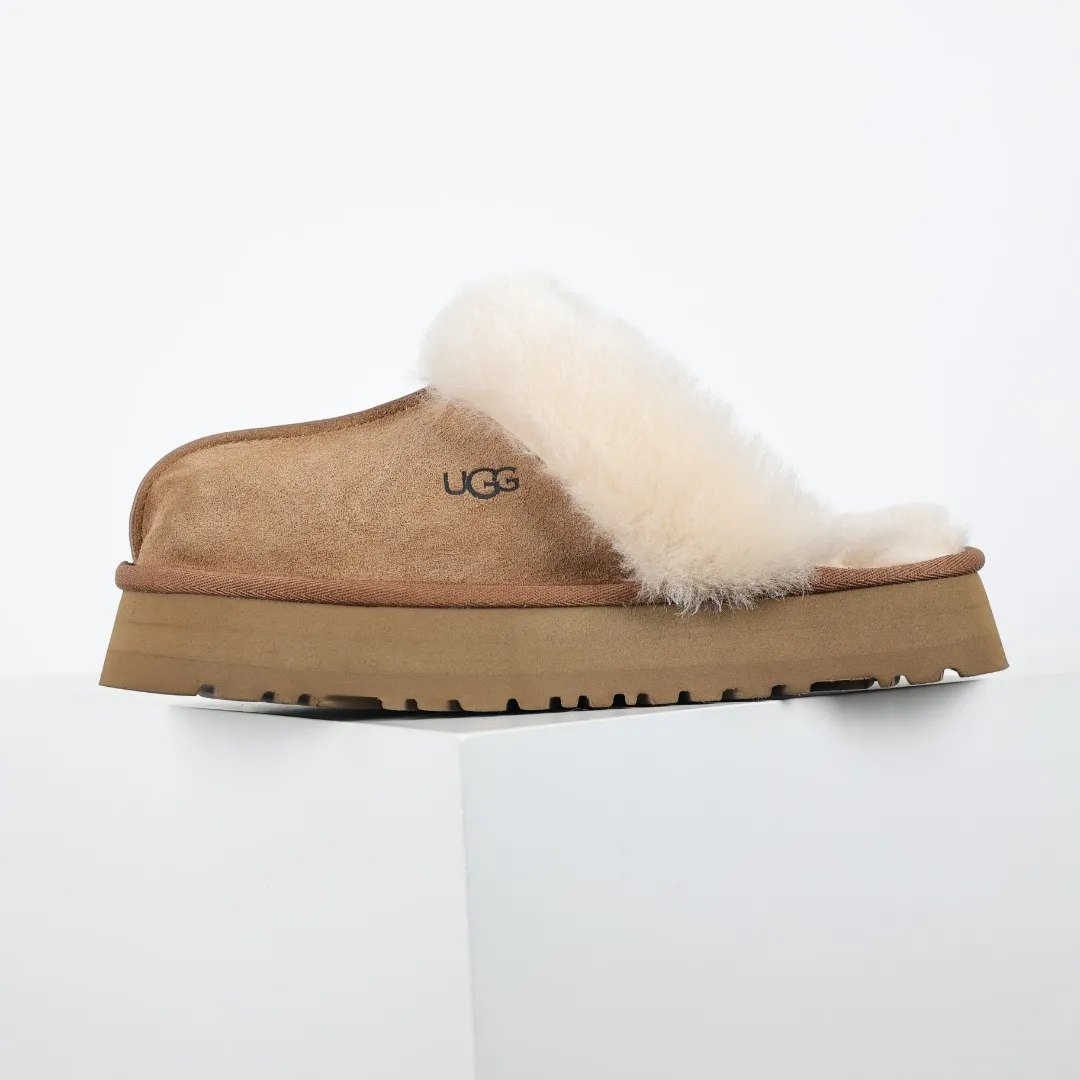 Pick up locally 💰520 Core recommendation with good price In recent years, uug has launched a series of styles, which are partially geared towards the preferences of young consumers and have also moved to the forefront of fashion trends. Shoe body material: water-repellent coated suede upper, 17mm UGGPURE™ implanted wool insole, lightweight non-slip and comfortable rubber outsole, with brand LOGO and trademark, with full packaging Size: 35 36 37 38 39 40